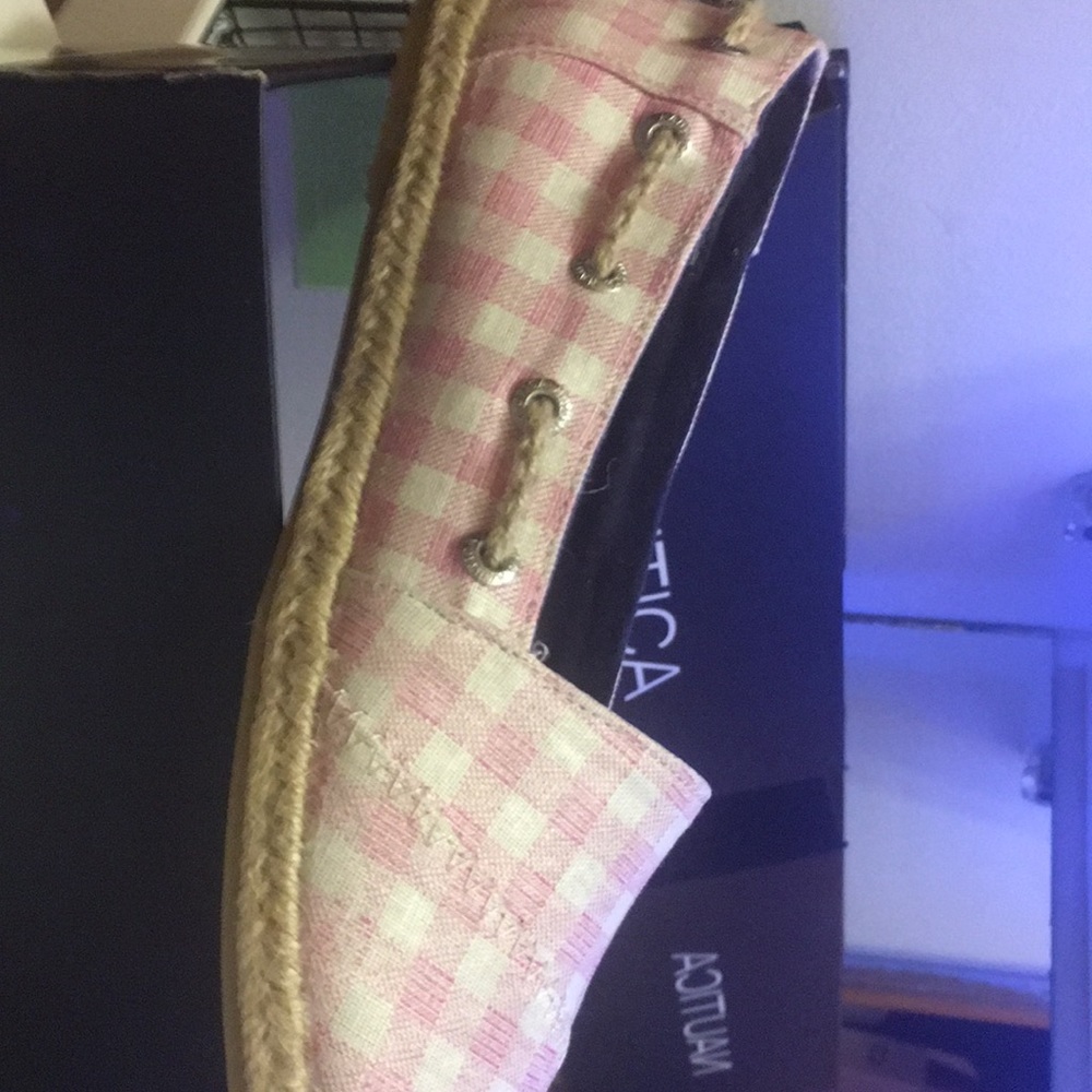 Toggle back shoes